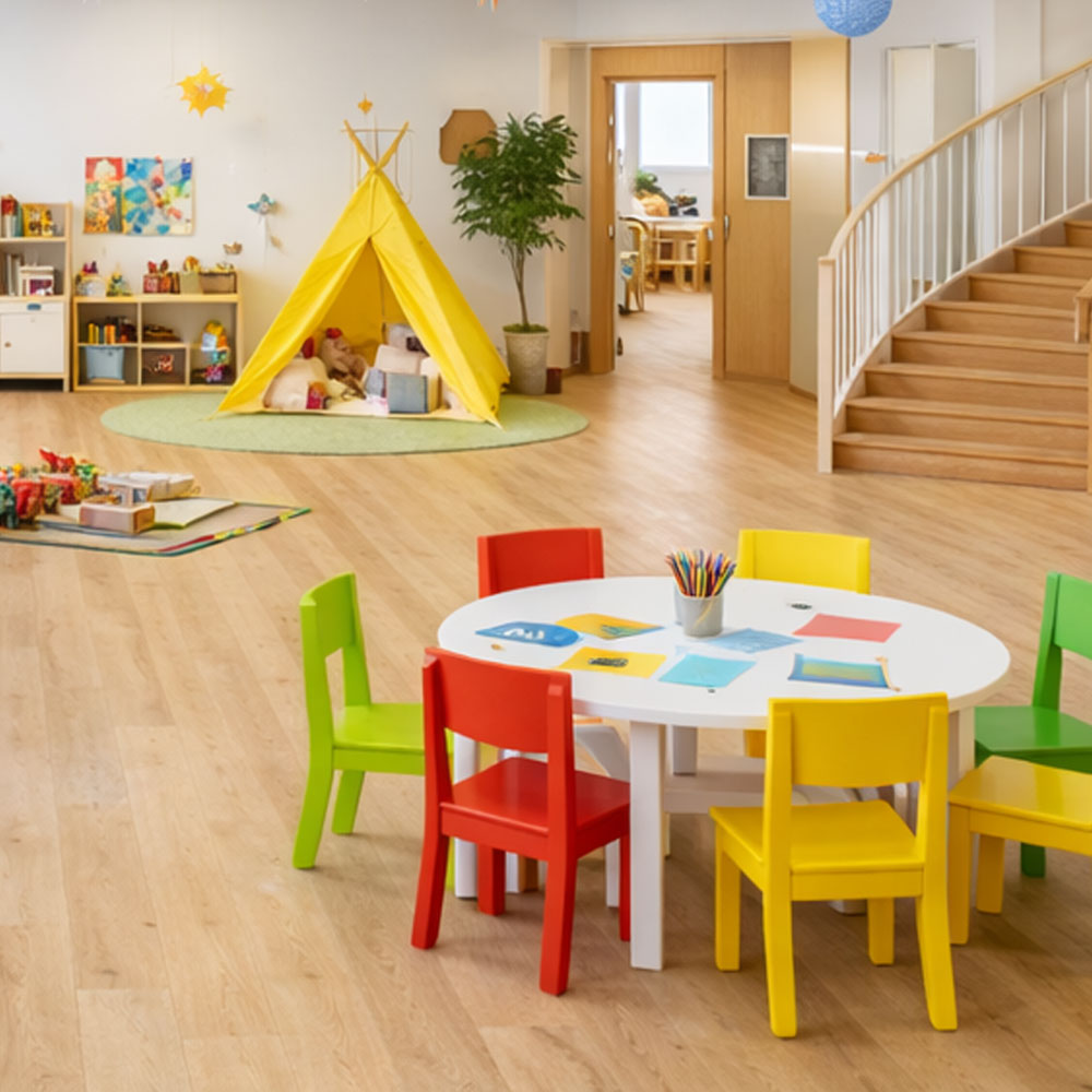 Ein großer Raum in einer Kindertagesstätte mit bunter Sitzecke und verschiedenen Spielsachen.